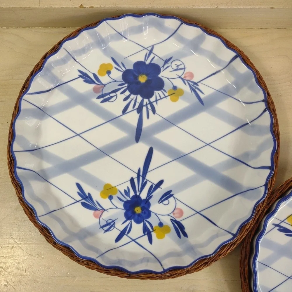 Vtg Blue White Window Pane Floral Quiche Tart Baking Dishes with Wicker Trays